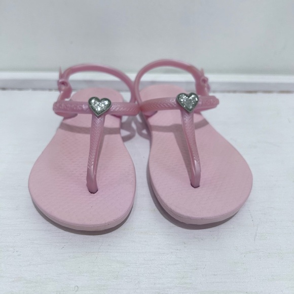 Havaianas Other - Havaianas Girl Toddler Pink T-Strap Flip Flop Sandals with Heart Detail‎ Size 6